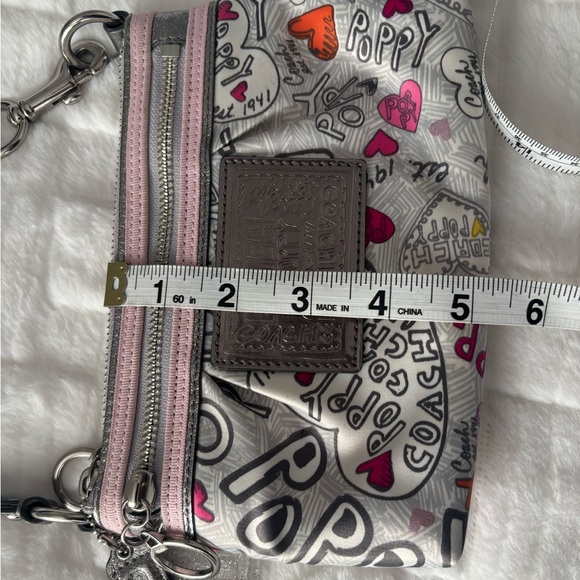 Coach Poppy Graffiti Hearts Wristlet Handbag Wallet Coin Purse - Picture 8 of 10